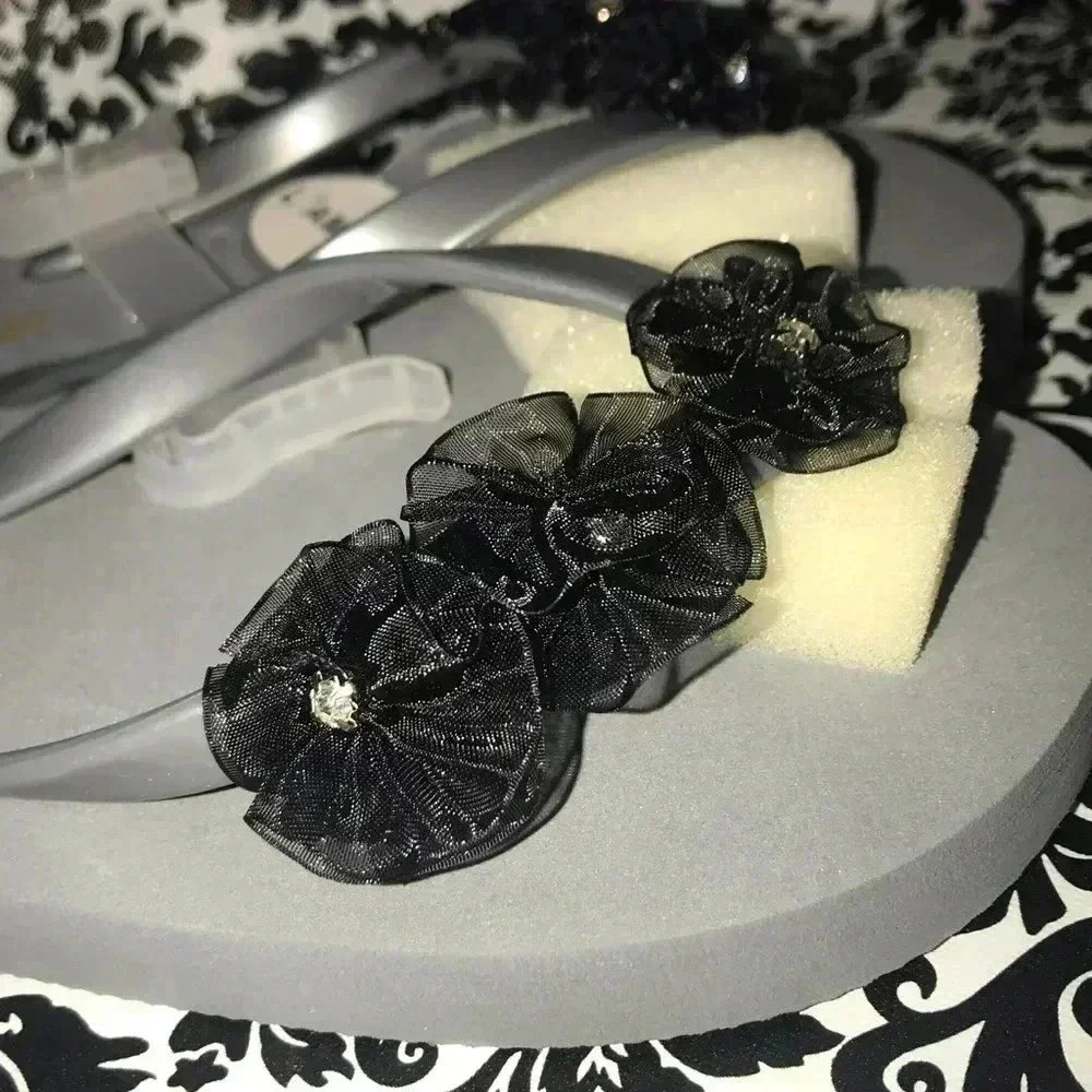 L’AMOUR FLIP FLOPS WITH ROSETTES NEW SZ 2